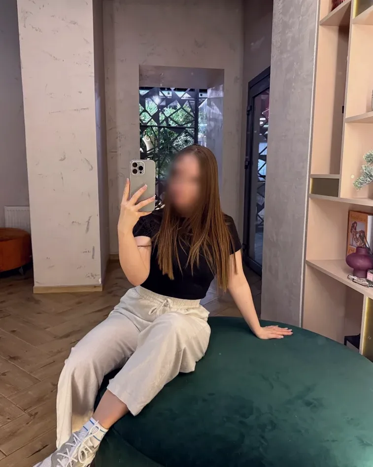 Bettina, 26